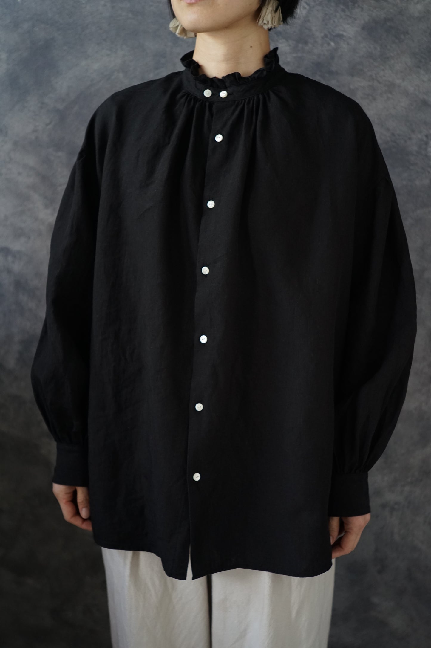 フリルカラーの前開きギャザーチュニック