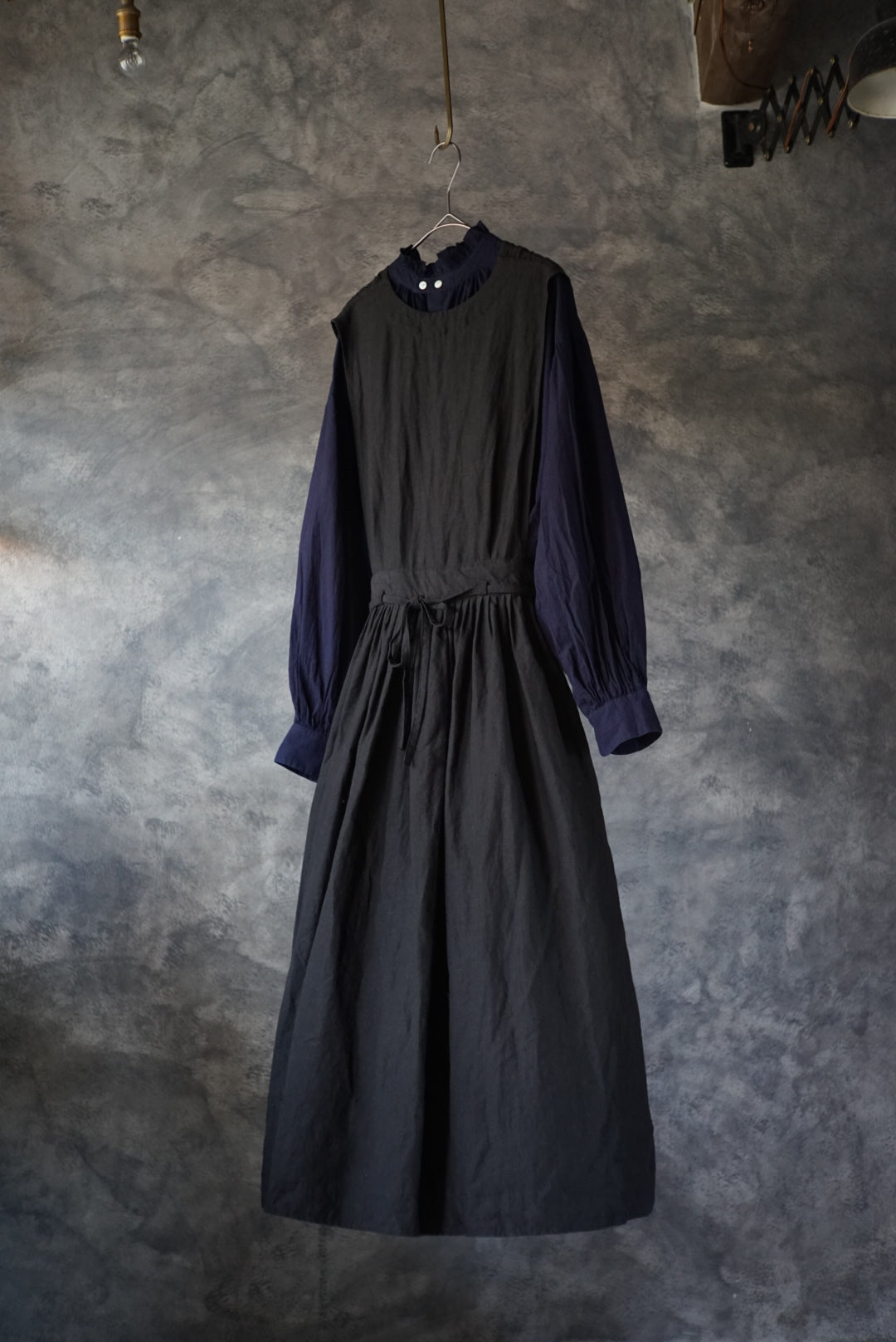 フリルカラーの前開きギャザーチュニック藍染