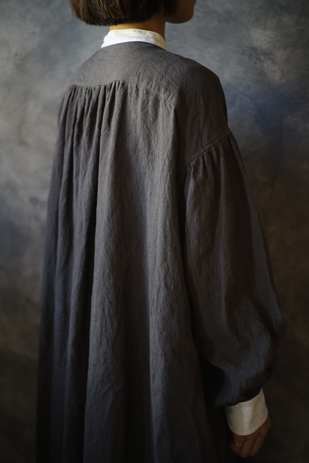 ノーカラービブワンピースクレリック仕様