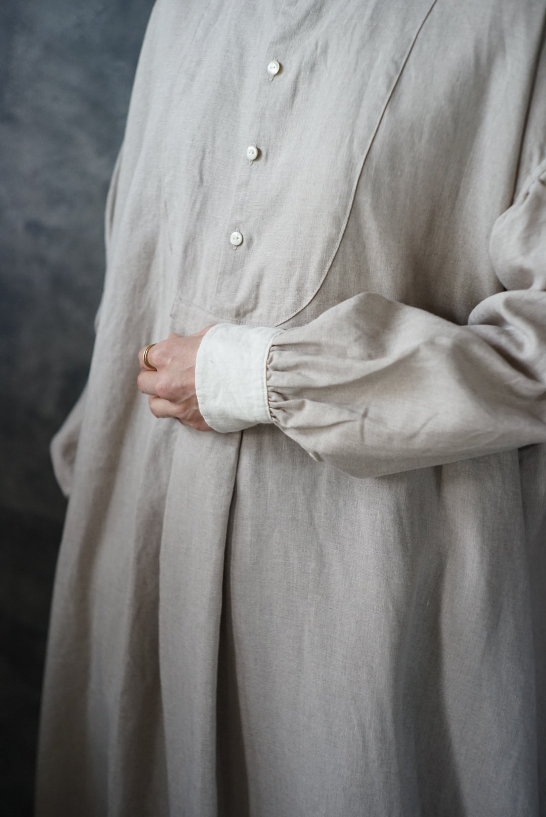 【NEW】ノーカラークレリックビブワンピース