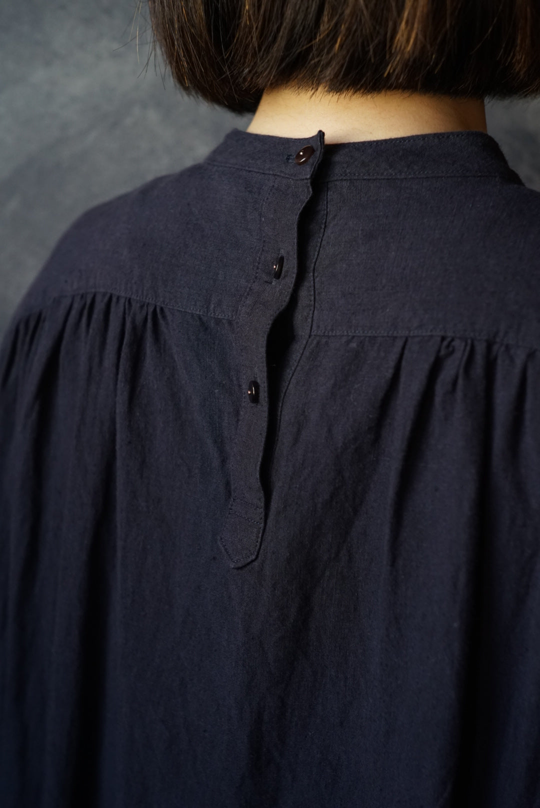 ハイカウントリネン・スタンドカラーのビブ付きワンピース