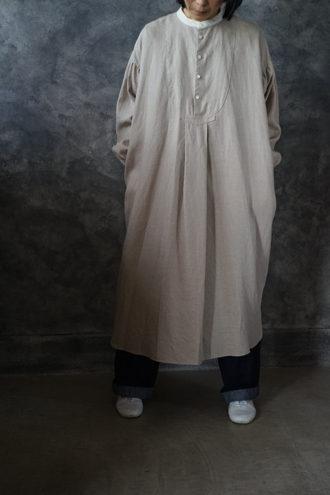 【NEW】ノーカラークレリックビブワンピース